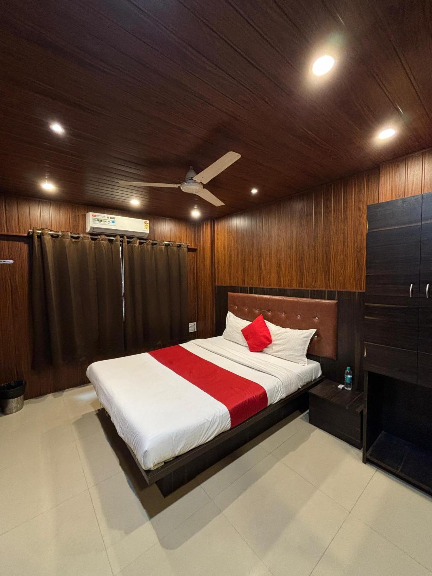 Borivali Executive - Near Borivali Railway Station 3*